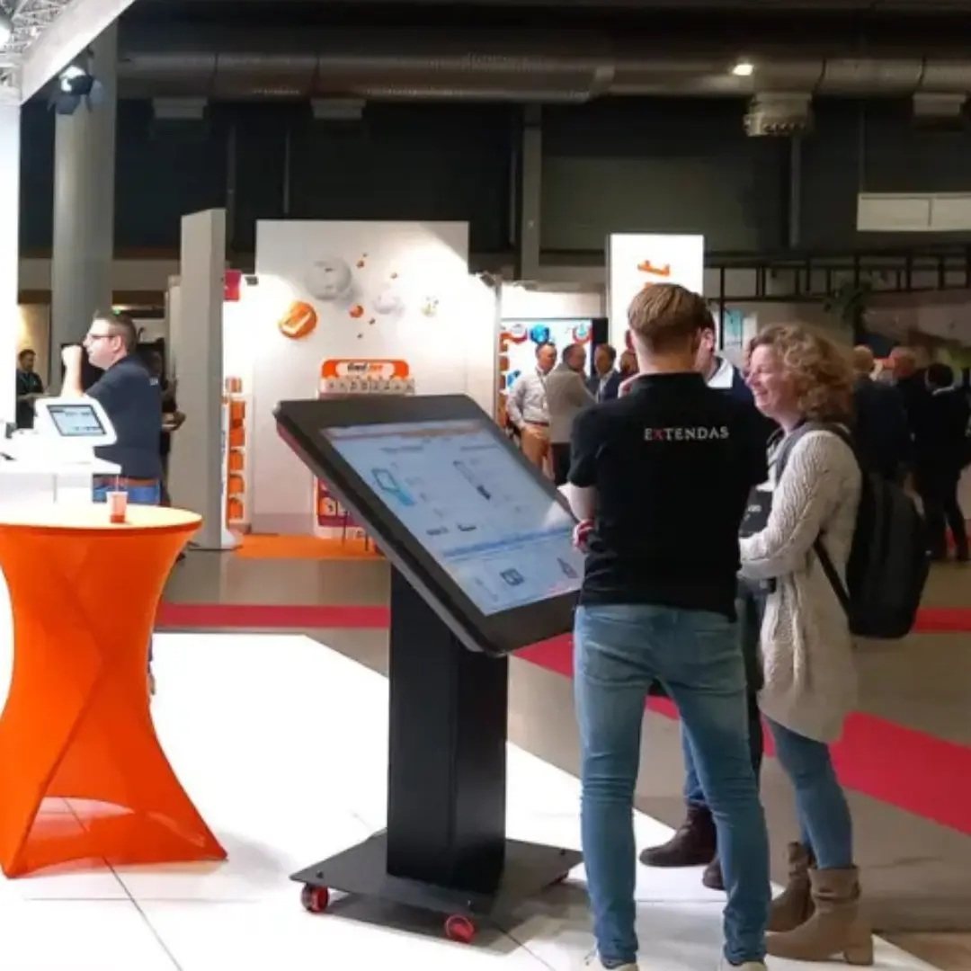 Prestop kiosk Evolution 55 inch landscape met Omnitapps op de beurs