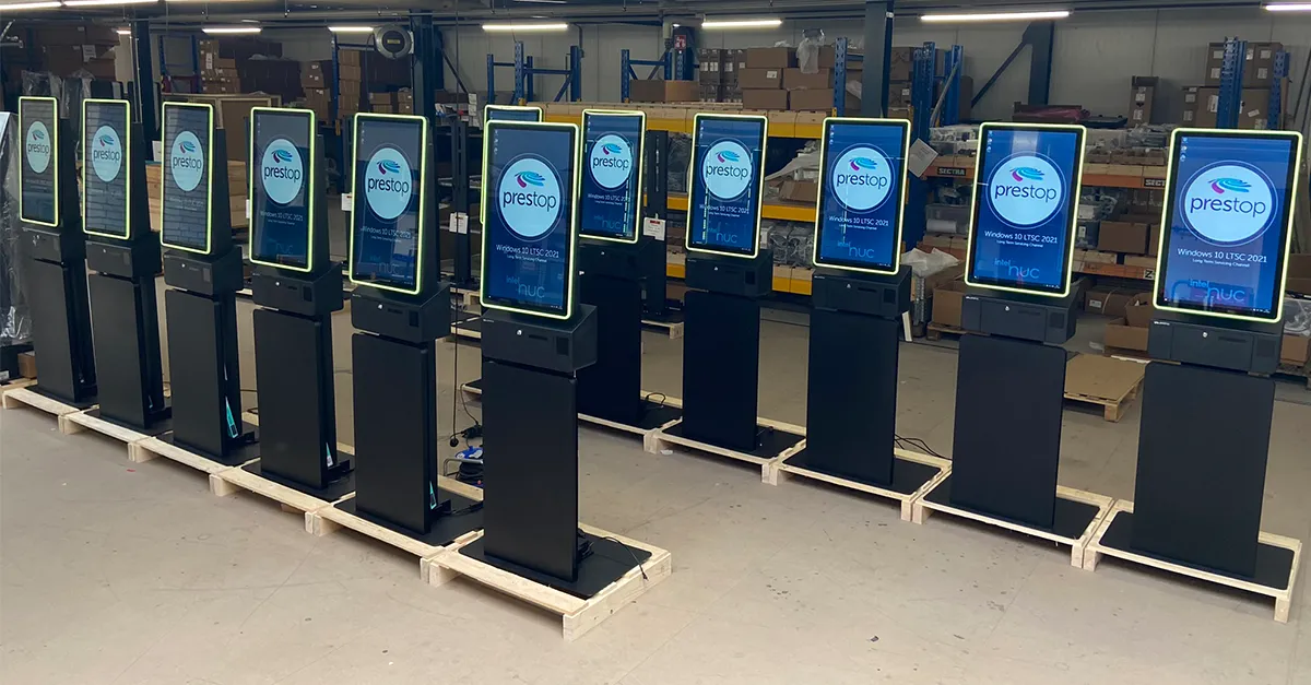 Bestelzuil van HANOS SHOP in de productiehal, ontworpen en geleverd door Prestop, met op maat gemaakte posterplaat en geïntegreerde software.