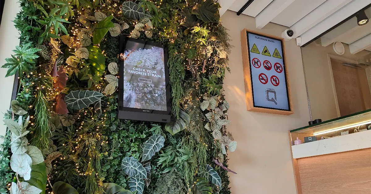 Eminent 32 inch kiosk aan de wand voor coffeeshop