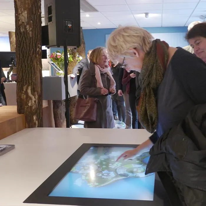 Digitale etalage touchscreen VVV Zeeland