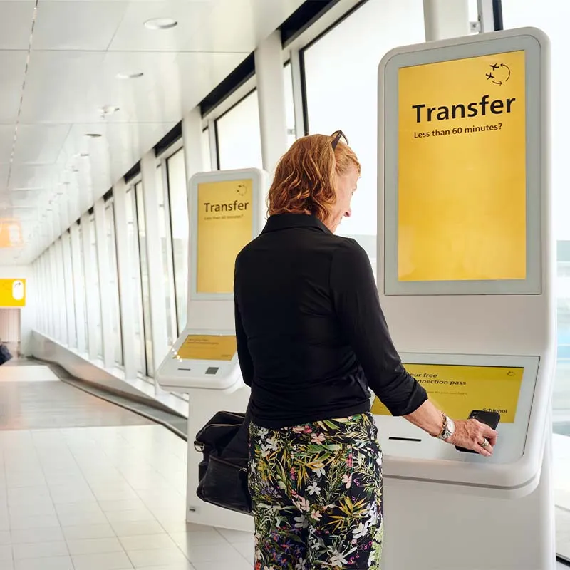 Vrouw achter Schiphol skip-the-queue zuil