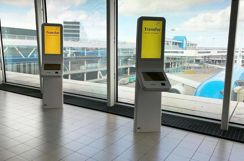 Schiphol HI-MACS aanmeldzuilen voor passagiers met een korte transfertijd van Prestop