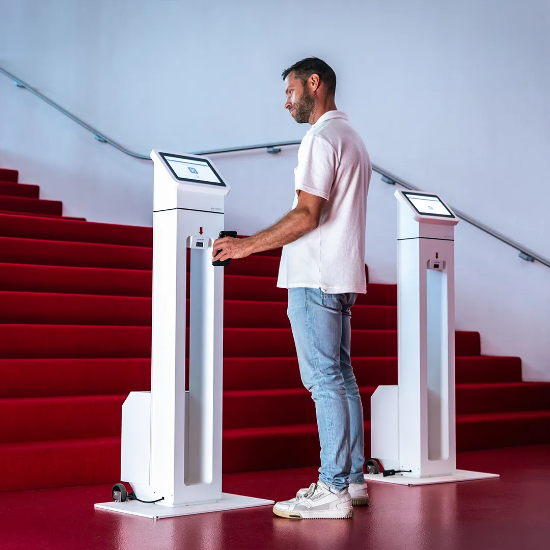 Man scant telefoon op kiosk 