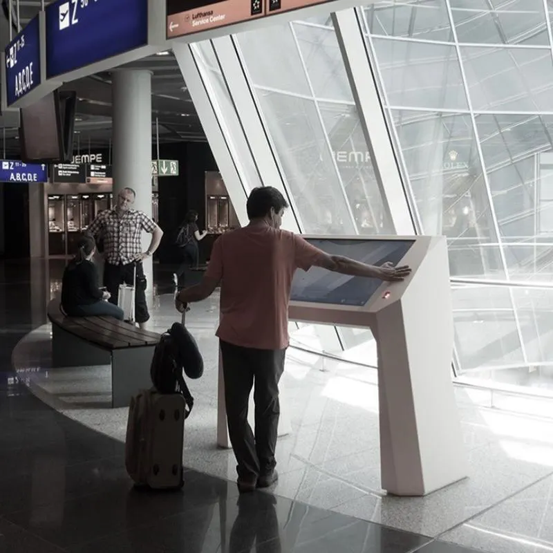 Frankfurt Airport wayfindingzuil - Prestop touchscreen tafels case