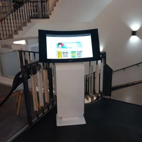 Libris Boekhandel in Hilversum toont aanbod op een curved display occasion kiosk