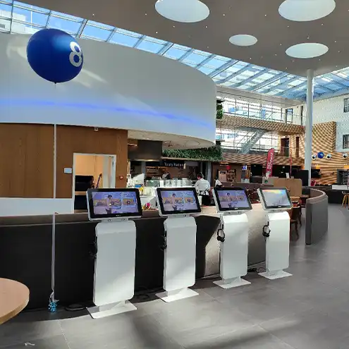 ASML huurt 4 zuilen met koptelefoon tijdens groots evenement