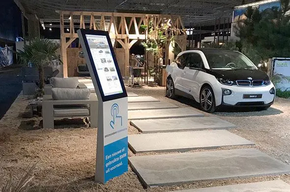 BMW toont voorraad tijdens events op informatiezuilen