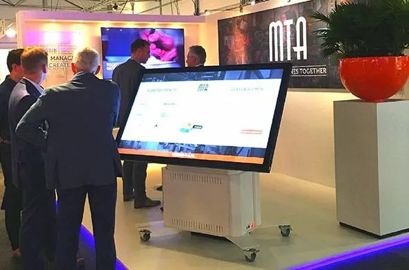 Touchscreen tafel met 65″ voor MTA