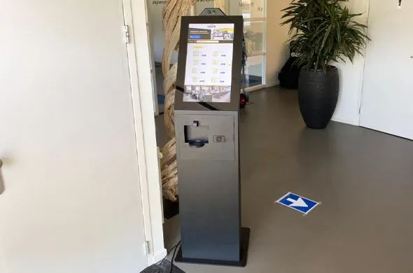 Digitale receptie met handgel dispenser bij Eazit