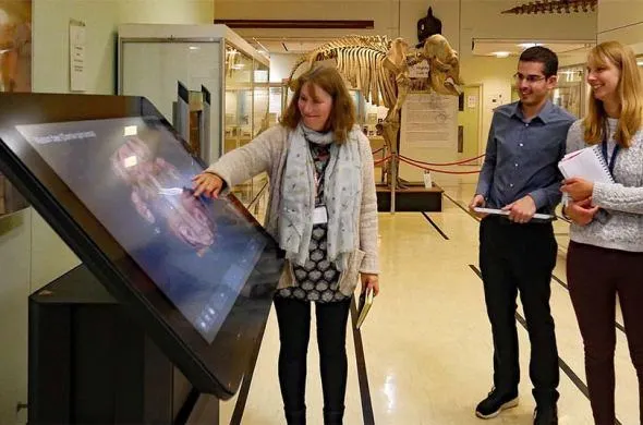 Inside explorer touchscreen tafel bij University of Reading