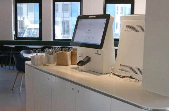 Balie selfservice kiosken voor ISS Catering Services