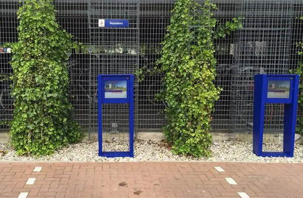 Buitenzuilen via AV10 voor parkeerplaats van Rabobank Enschede