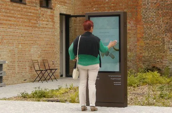 Outdoor totems en touchscreens bij Abdij van Averbode