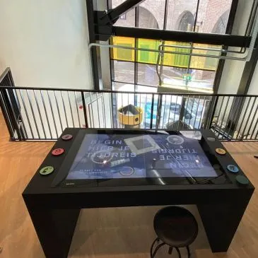 Lobby Touch Table Eminent 40" XL 